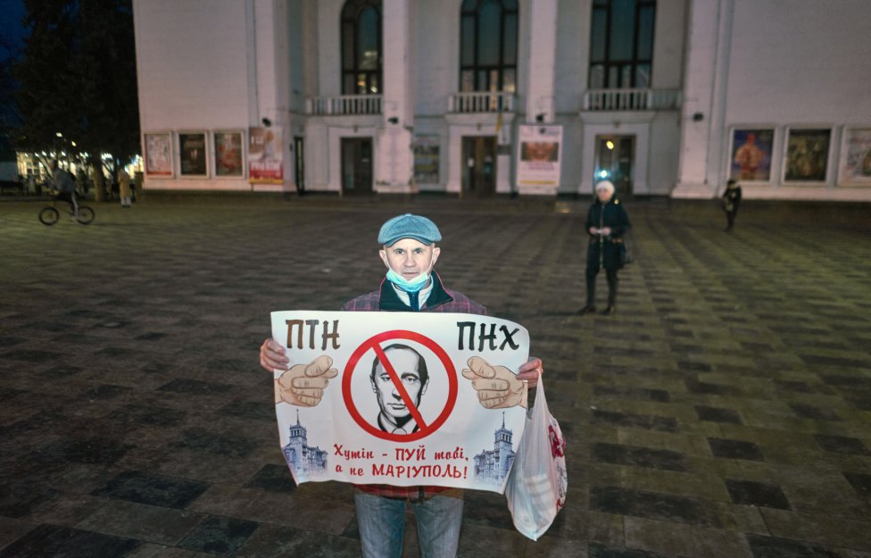 Anatolij si vyrobil plagát a to, čo si o Putinovi myslí, znázornil aj graficky. Foto - Deník N/Iva Zímová