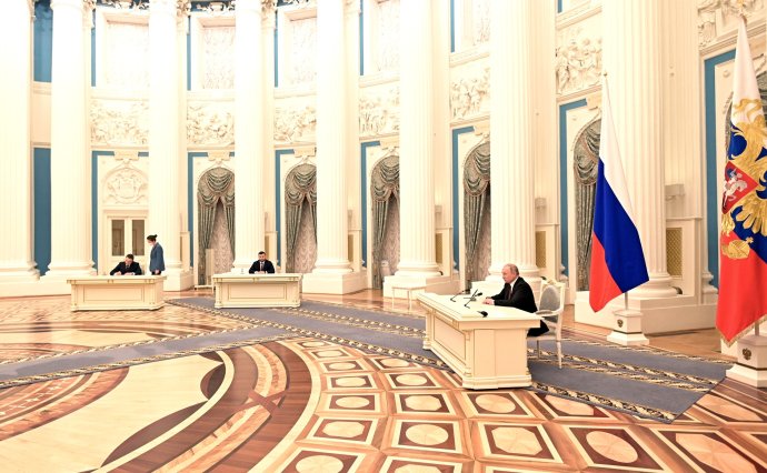 Putin a samozvaní vodcovia separatistických republík podpisujú dokumenty potvrdzujúce uznanie suverenity týchto enkláv. Foto - kremlin.ru
