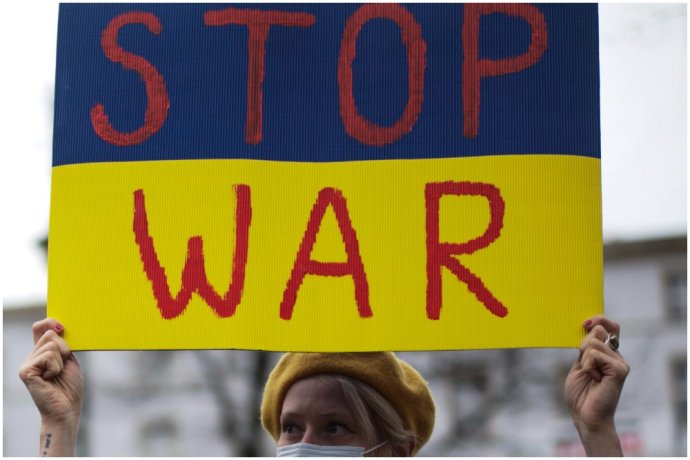 Žena s plagátom "Zastavte vojnu" na proteste pred ruským veľvyslanectvom v Berlíne. Foto - TASR/AP