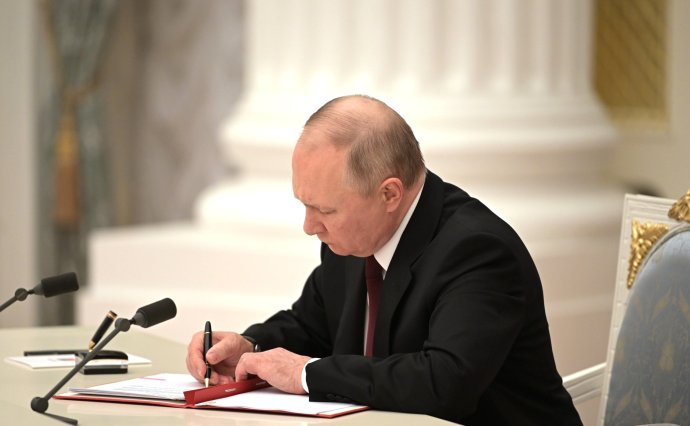 Moment podpisu uznania suverenity enkláv na východe Ukrajiny nazval Putin historickým. Foto - kremlin.ru