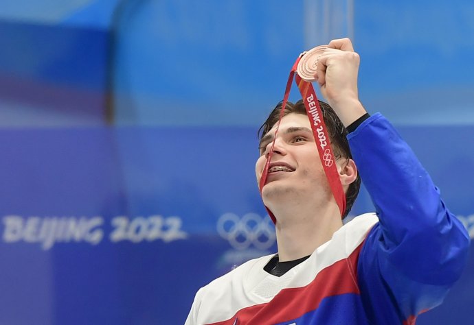 Juraj Slafkovský s bronzovou olympijskou medailou. Foto - TASR
