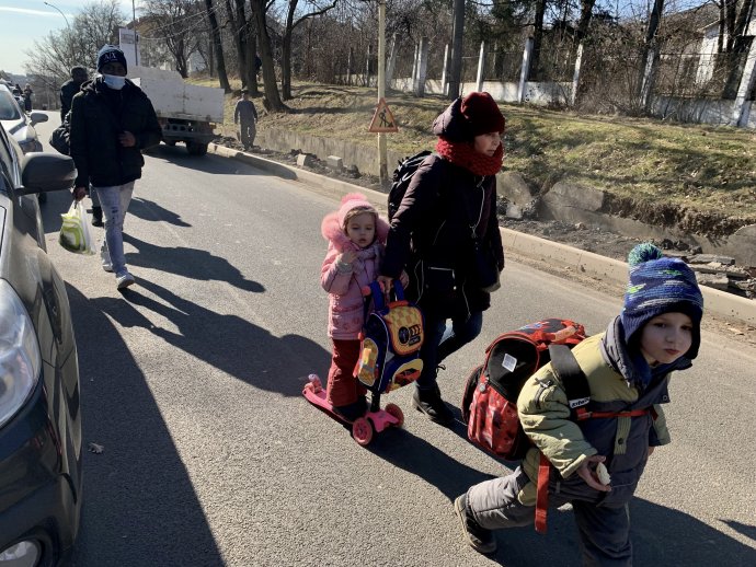 Utečenci idú cez Užhorod. Foto N – Andrej Bán