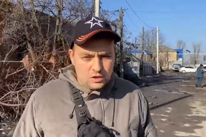 Spolupracovník prokremeľského webu Donbass today ukazuje miesto údajného výbuchu údajného sabotéra.