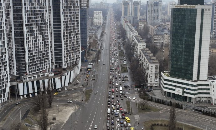 Štvrtkové zápchy v Kyjeve. Foto - TASR/AP