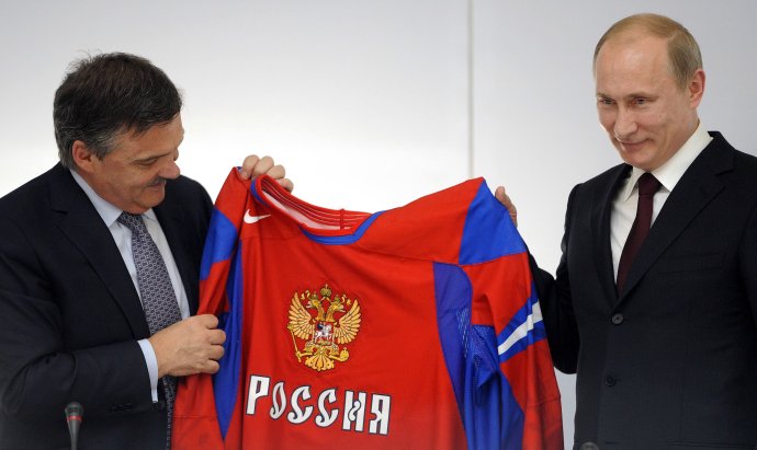 Vladimir Putin bol na Slovensku naposledy v máji 2011 počas hokejových majstrovstiev, od šéfa IIHF Reného Fasela dostal ruský reprezentačný dres. Foto - TASR