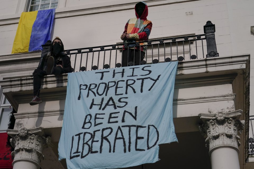 Squatteri umiestnili na Deripaskovu rezidenciu ukrajinskú vlajku a transparent s nápisom "Tento majetok bol oslobodený". Foto - TASR/AP