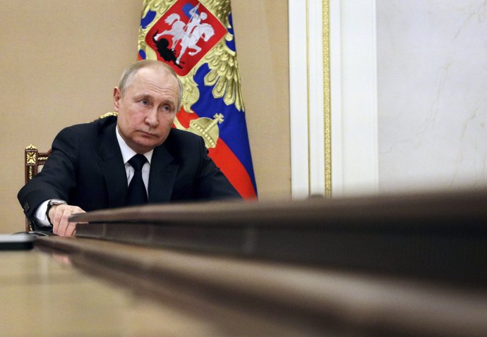 Vladimir Putin počas online rokovania s členmi ruskej vlády. Foto - TASR/AP