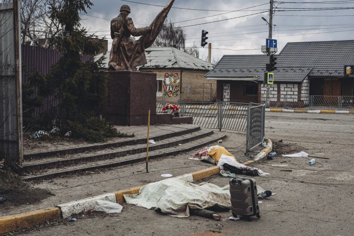 Telá civilistov zabitých pri ruskom ostreľovaní Irpiňu neďaleko Kyjeva. Foto - TASR/AP