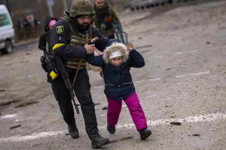 Evakuácia v Irpini pri Kyjeve. Foto – TASR/AP