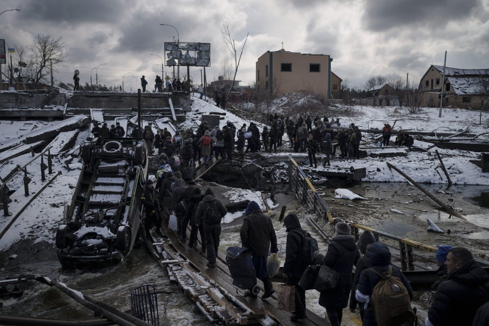 Ukrajinci utekajú z Irpiňu pri Kyjeve. Foto - TASR/AP