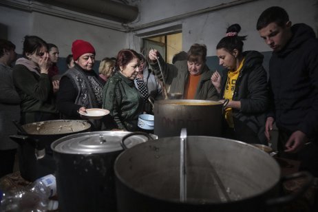 Ľudia čakajú na teplé jedlo v úkryte v Mariupole. Foto – TASR/AP