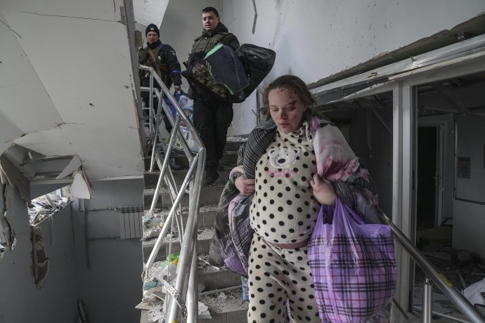 Zranená tehotná žena v zničenej budove pôrodnice po ostreľovaní v Mariupole, podľa niektorých ľudí herečka. Záber je z 9. marca 2022. Foto – TASR/AP