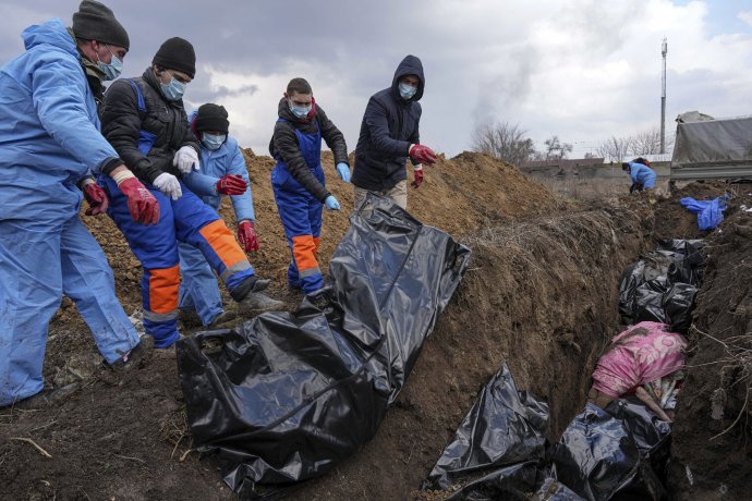 Masový hrob v Mariupole (9. marec 2022). Foto - TASR/AP