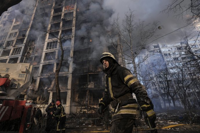 Zničený panelák v Kyjeve po ruskom ostreľovaní obytnej štvrte. Foto - TASR/AP