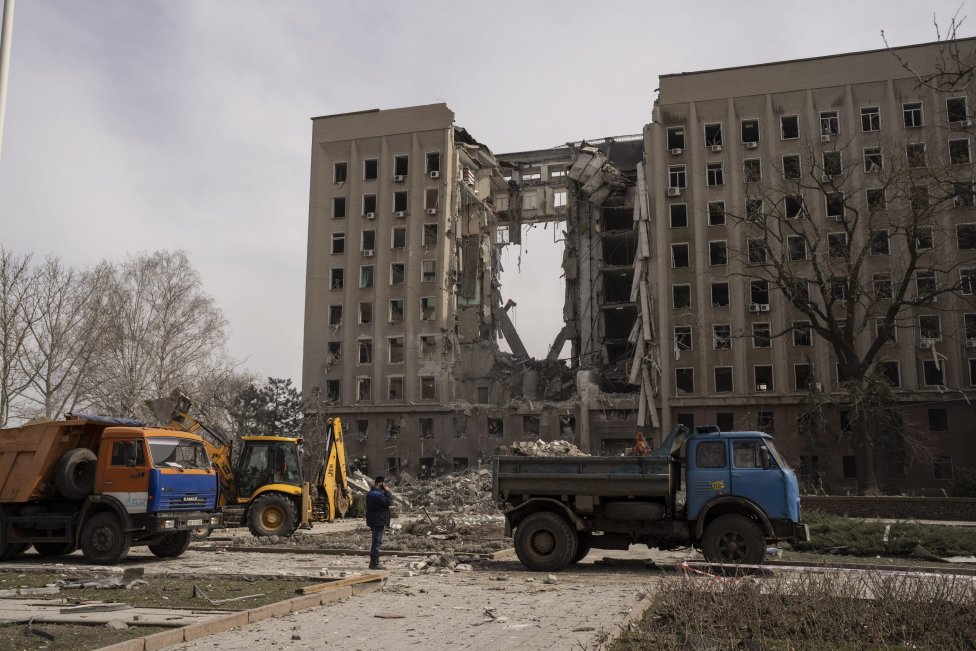 Zničená budova mykolajivskej regionálnej správy po ruskom ostreľovaní. Foto - tasr/ap