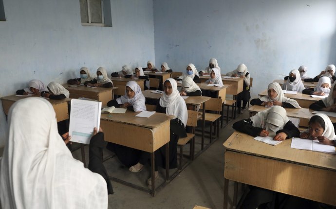 Žiačky na základnej škole v Afganistane. K ďalšiemu vzdelávaniu už nebudú mať prístup. Foto - TASR/AP