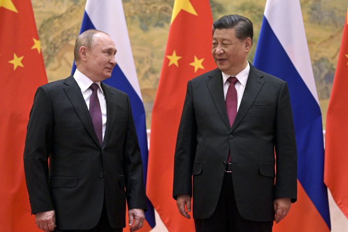 Vojna na Ukrajine ich nerozdelila. Čínsky prezident Si Ťin-pching a jeho ruský kolega Vladimir Putin. Foto - TASR/AP