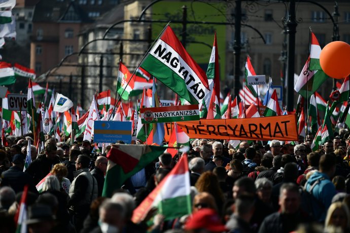 Priaznivci Viktora Orbána v Budapešti. Foto - TASR/AP