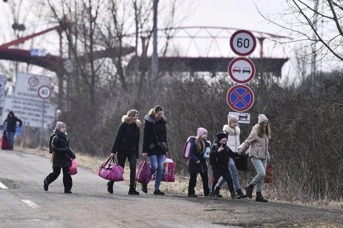 Ľudia opúšťajú Ukrajinu v pohraničnej maďarskej obci Lónya. Foto - TASR/AP