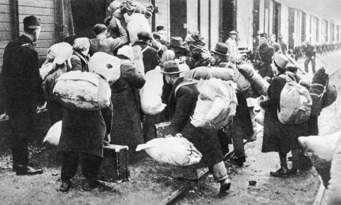 Najskôr Židom na Slovensku zobrali práva, režim ich nepovažoval za ľudí, potom ich okradli a nakoniec poslali do koncentračných táborov. Foto – ČTK