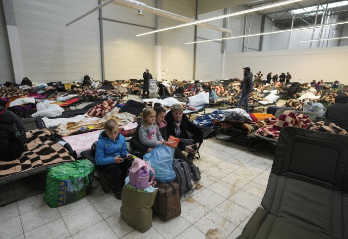 Utečenci v prístrešku v poľskom meste Mlyny. Foto - tasr/ap