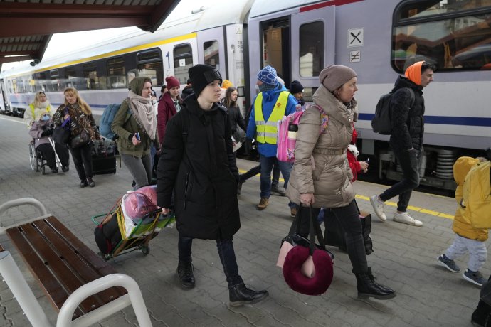 Ukrajinskí utečenci na vlakovej stanici v poľskom Przemyśli. Foto - TASR/AP