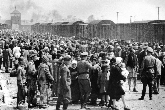 Príchod transportu z maďarského územia do koncetračného tábora v Osvienčime. Foto - ČTK