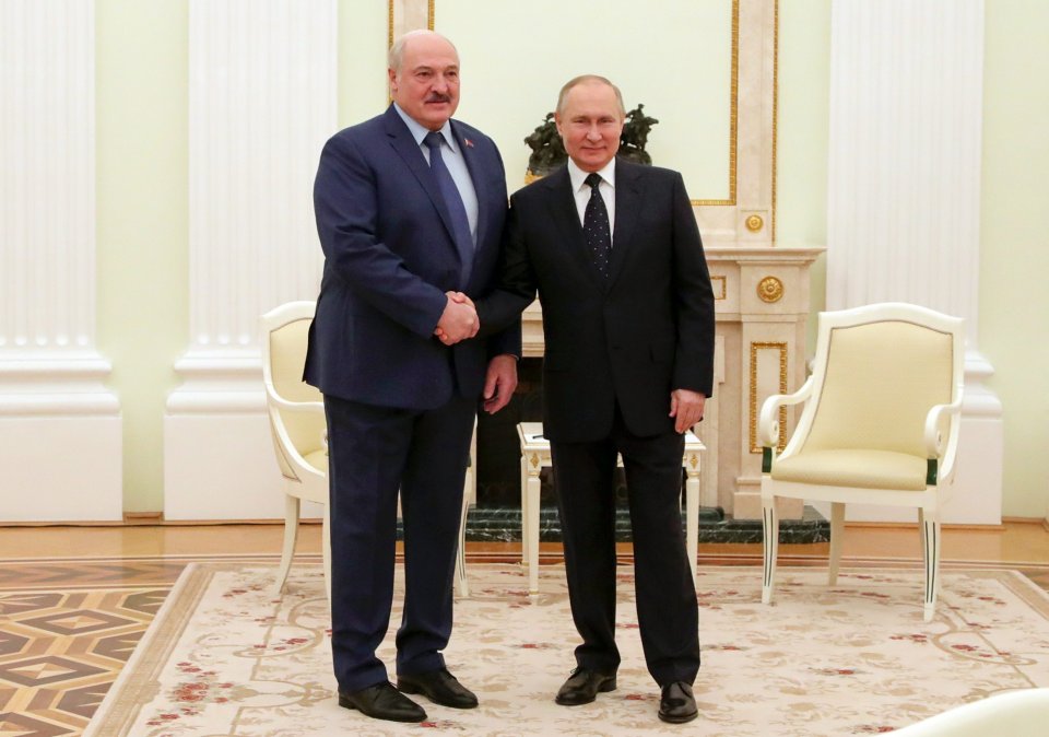 Lukašenko a Putin po začiatku ruskej invázie na Ukrajinu. Znovu sa potvrdilo, že Lukašenko nie je autonómny a pri moci sa drží vďaka Putinovi. Foto - TASR/AP