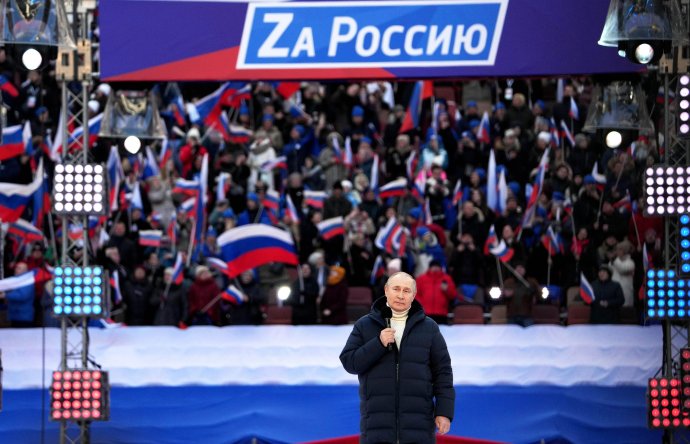 Vladimir Putin na štadióne Lužniky pred nápisom "Za Rusko", ktorý podľa lingvistky Cingerovej môže evokovať heslo "Za vlasť" z čias Veľkej vlasteneckej vojny. Foto - TASR/AP
