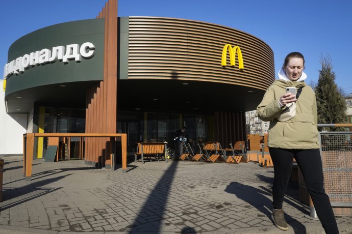 Zatvorený McDonald's v Petrohrade. Foto - TASR/AP