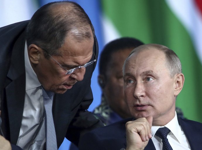 Ruský prezident Vladimir Putin a minister zahraničných vecí Sergej Lavrov. Foto - TASR/AP