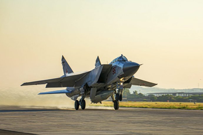 Ruské lietadlo MiG-31 s podvesenou raketou Kinžal na zábere z júna 2021 na letisku v Sýrii. Foto - TASR/AP