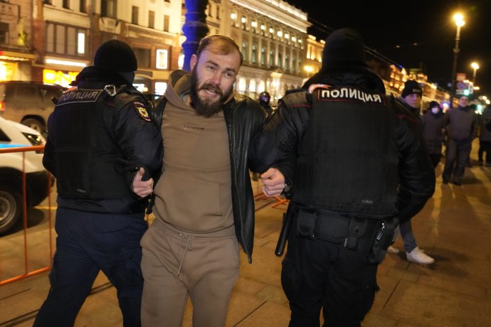 Policajti zatýkajú muža počas protestu proti ruskému útoku na Ukrajinu v Moskve. Foto - tasr/ap