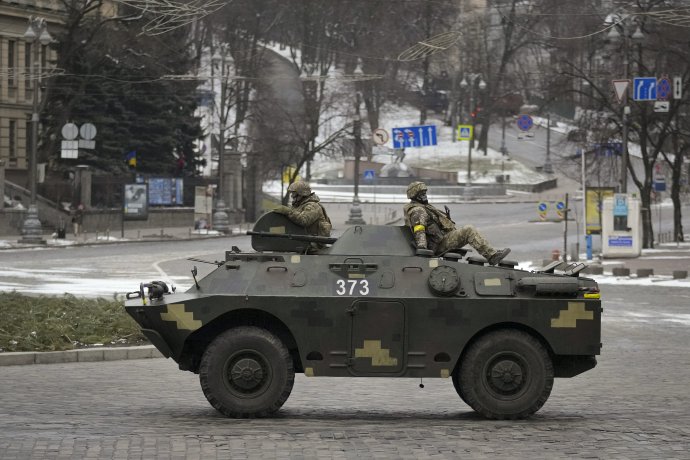 Ukrajinskí vojaci hliadkujú v obrnenom vozidle po prázdnom Kyjeve. Foto - TASR/AP