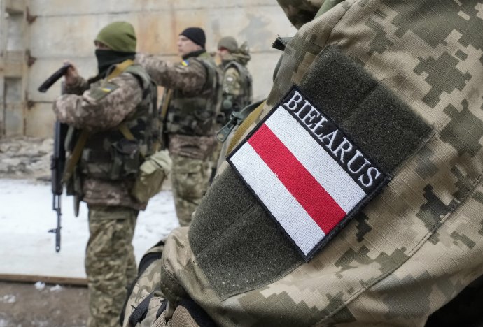 Proti Putinovi na Ukrajine bojujú stovky bieloruských dobrovoľníkov, Lukašenkovej armáde sa do vojny nechce. Foto - TASR/AP