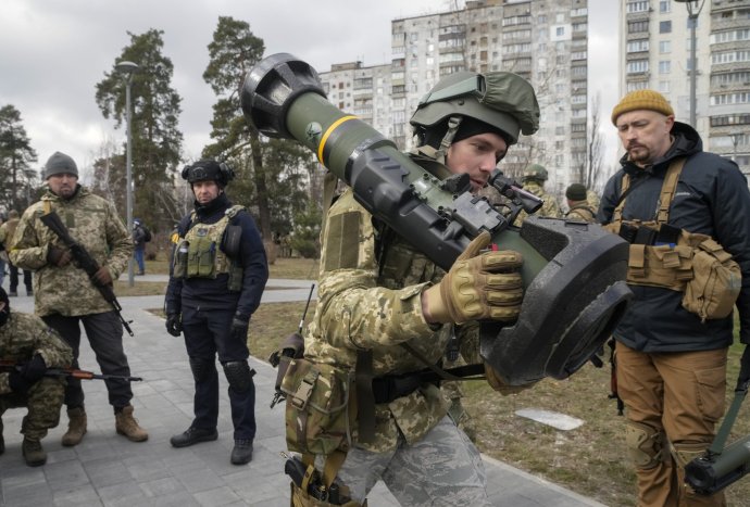 Ukrajinský vojak s protitankovou strelou NLAW. Foto - TASR/AP