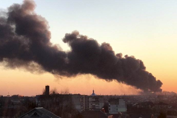 Dym po explózii pri letisku v ukrajinskom Ľvove. Foto - TASR/AP