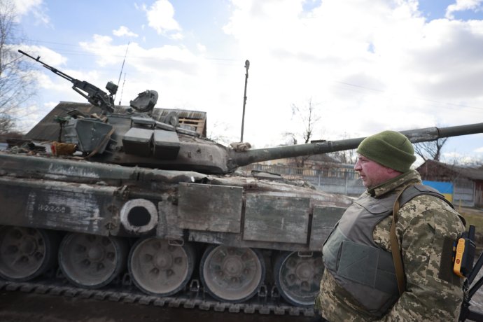 Ukrajinský vojak pri zajatom ruskom tanku v Kyjivskej oblasti. Foto - TASR/AP