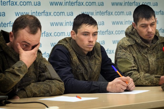 Zajatí ruskí vojaci na tlačovke. Foto - TASR/AP