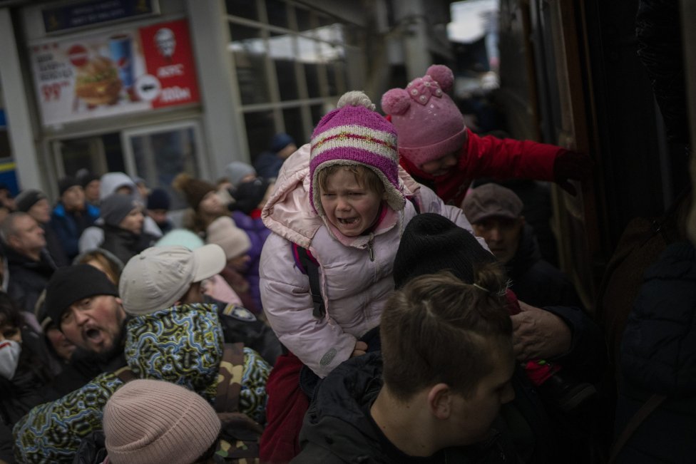 Utečenci sa snažia nastúpiť do vlaku na stanici vo Ľvove. Foto - TASR/AP