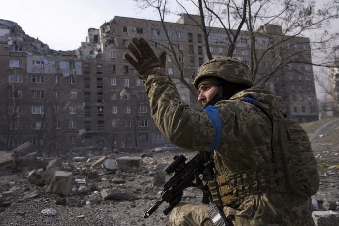 Ukrajinský vojak v obliehanom Mariupole. Foto - TASR