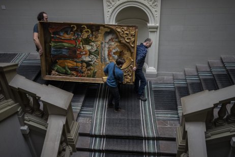Zamestnanci národného múzea vo Ľvove odnášajú obraz Zvestovania panny Márie do bezpečia pred prípadnými ruskými útokmi. Foto – TASR/AP