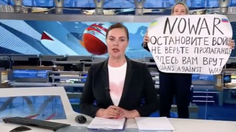 Protivojnový protest ruskej novinárky Mariny Ovsiannikovovej v živom vysielaní prokremeľskej televízie. Reprofoto – Prvý kanál