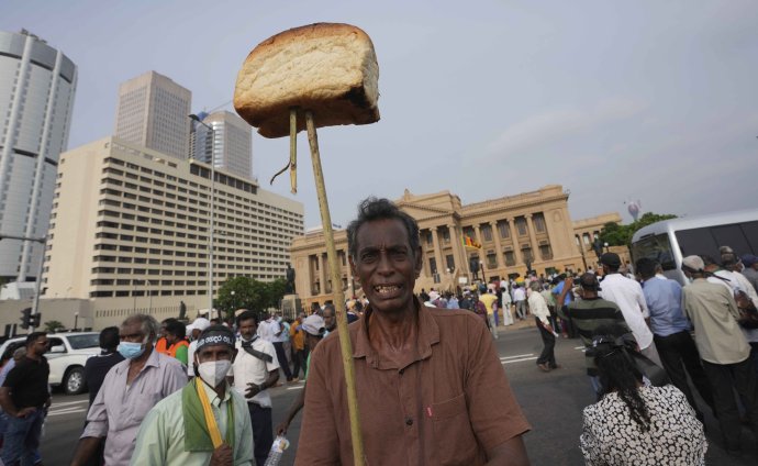 Opozičný protest proti vysokým cenám potravín na Srí Lanke. Foto - TASR / AP