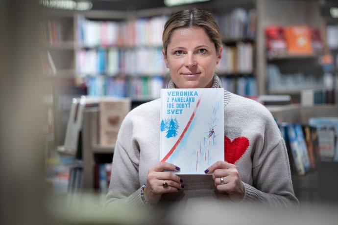 Veronika Velez-Zuzulová s knižkou Veronika z paneláku ide dobyť svet. Foto N - Tomáš Benedikovič