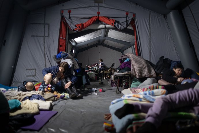 Vo Vyšnom Nemeckom môžu matky s deťmi prespať vo vyhrievanom stane. Foto N - Tomáš Benedikovič