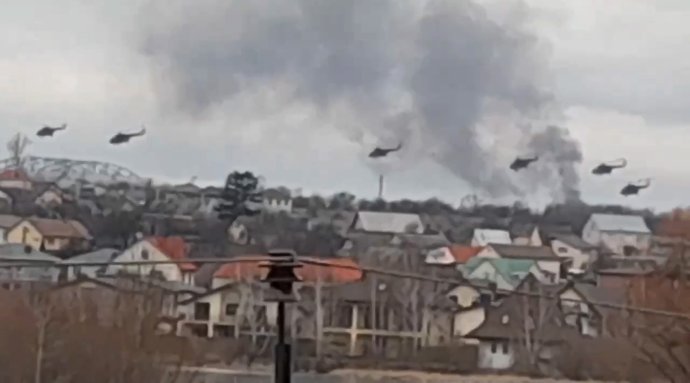 Na videozázname ukrajinskej polície ruské vojenské vrtuľníky letia nad predmestím Kyjeva vo štvrtok 24. februára 2022. Foto - TASR/AP