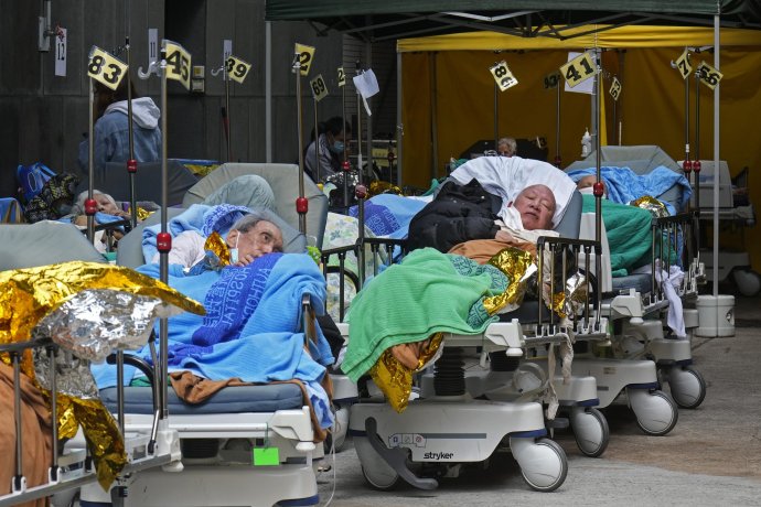 Pacienti čakajú na prijatie pred nemocnicou v Hongkongu v polovici februára. Foto - TASR/AP