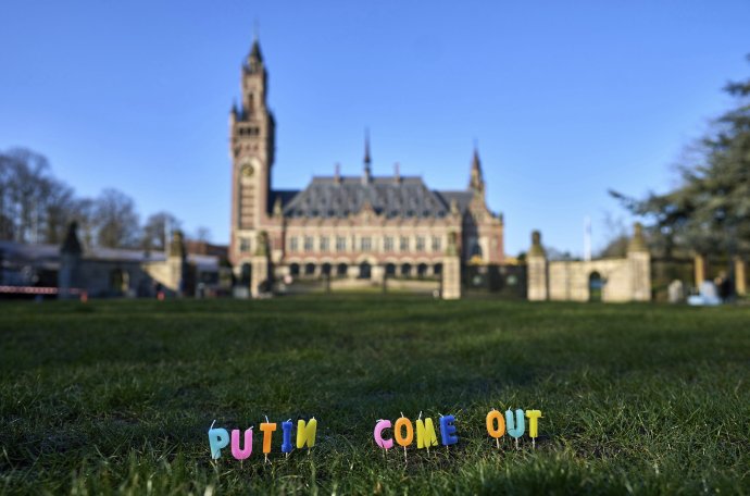 Farebný nápis zo sviečok "Putin, vyjdi von" pred Medzinárodným súdnym dvorom v Haagu. Foto - TASR/AP