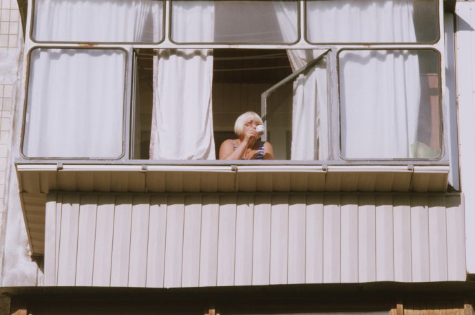 Záber z filmu Vstup cez balkón. Foto - Enter through the Balcony